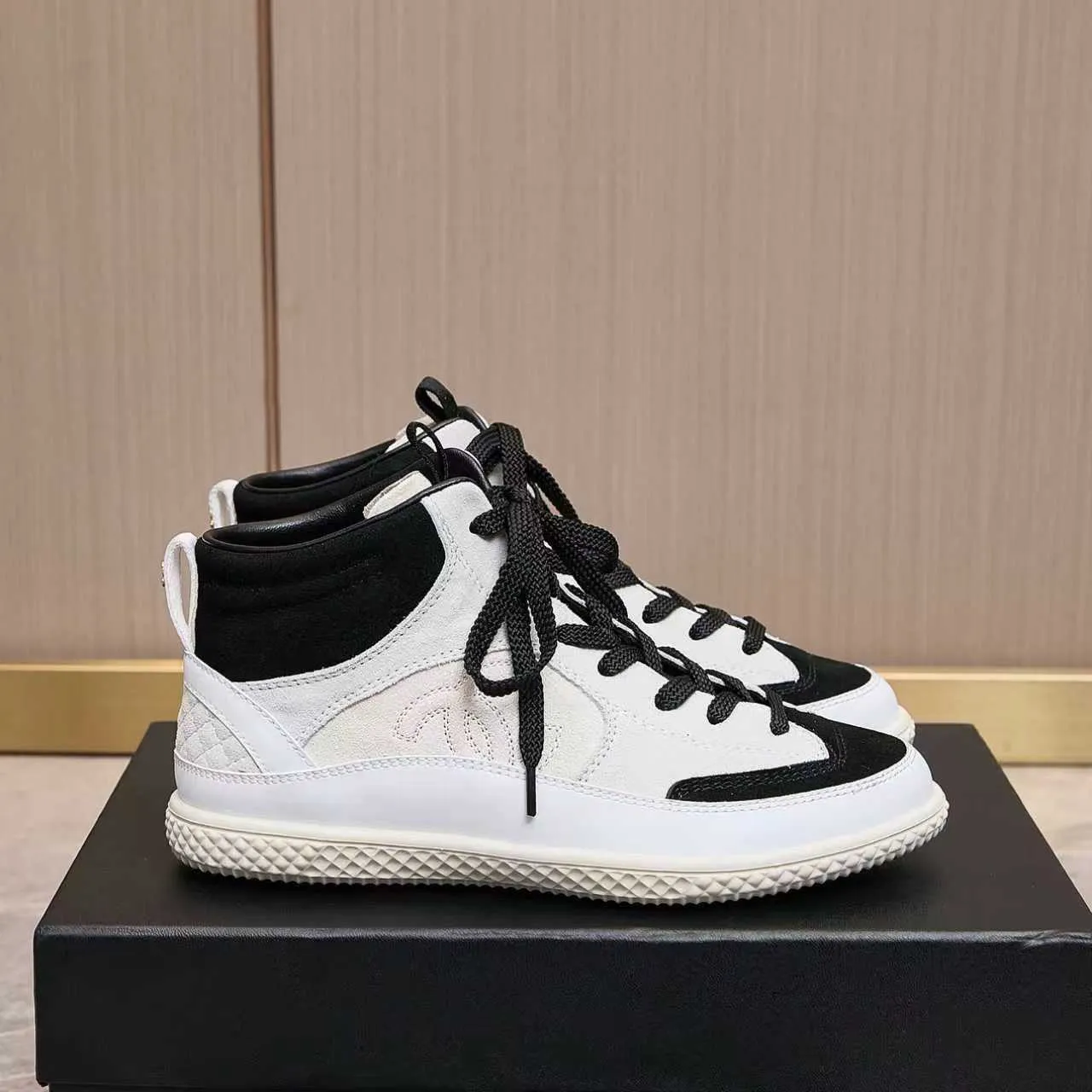 Men's men's shoes pP660! Chanel Chanel - 2025 counter top casual sneakers This classic design; the upper is electro-embroidered with a variety of techniques; the outsole is fashionable and sporty; the unusual inclusion of a variety of color matching elements... The diversified mix and match is very beautiful and versatile, casual, fashionable, sports and outdoor can be taken into account... ꫛꫀꪝ Go➫ Materials: ❶Upper is made of: original imported mercerized leather cow suede ❷Inner lining: original imported breathable sheepskin lining ❸Outsole is based on: original TPU combination outsole, full set of boutique packaging for women 35–41